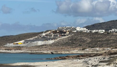 Ανάκληση των αδειών του White Coast στη Μήλο και πειθαρχική δίωξη της πρώην προϊσταμένης της Πολεοδομίας ζητά η Αρχή Διαφάνειας