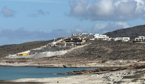 Ούτε γάτα, ούτε ζημιά με το White Coast στη Μήλο: Κρίθηκε εκπρόθεσμη η προσφυγή στο ΣτΕ και η εταιρεία συνεχίζει το «οικολογικό τέρας»