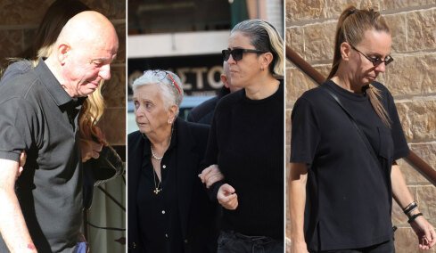 Συγκίνηση στο μνημόσυνο του Γιώργου Μαζωνάκη στη Νίκαια: Με δάκρυα στα μάτια η οικογένειά του, κόσμος χόρευε έξω από την εκκλησία τραγούδια του
