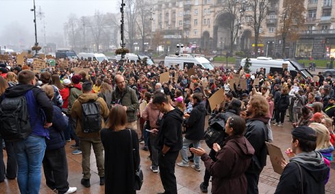Στους δρόμους βγήκαν και οι Ουκρανοί στο Κίεβο: Διαμαρτύρονται για ελλιπή προετοιμασία εν όψει χειμώνα, καλούν τον δήμαρχο να παραιτηθεί