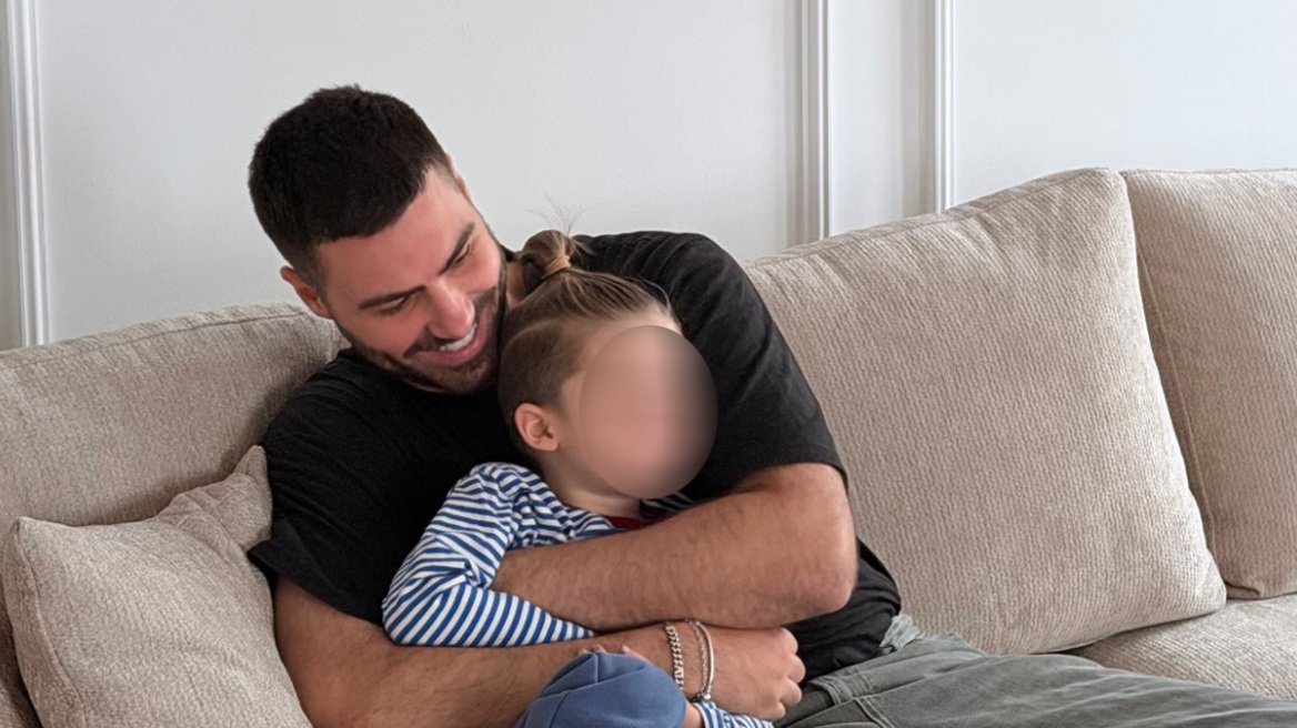 Η Ιωάννα Τούνη απαθανατίζει τον σύντροφό της αγκαλιά με τον γιο της: Λιώνω, γράφει