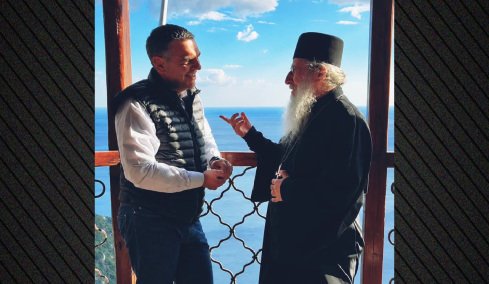 Στο Άγιον Όρος ο Τσίπρας: «Ψέλνεις στη Σιμωνόπετρα και ακούγεται στον Άδη…» - «Για άθεος ωραία τα λέει ο άτιμος» σχολιάζει ο Άδωνις, αίσχος λέει ο Πολάκης