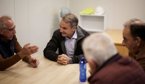 Μητσοτάκης με αντιπροσωπεία αγροτών στη Λάρισα: Αφορολόγητο αγροτικό πετρέλαιο στην αντλία από 1η Νοεμβρίου