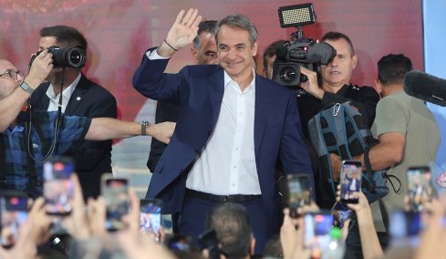 Tο παρασκήνιο των γενεθλίων της ΝΔ: Το 4Χ4 του Μητσοτάκη, το νεοδημοκρατικό ρετρό συσπείρωσης και οι αναφορές στους «πρώην»