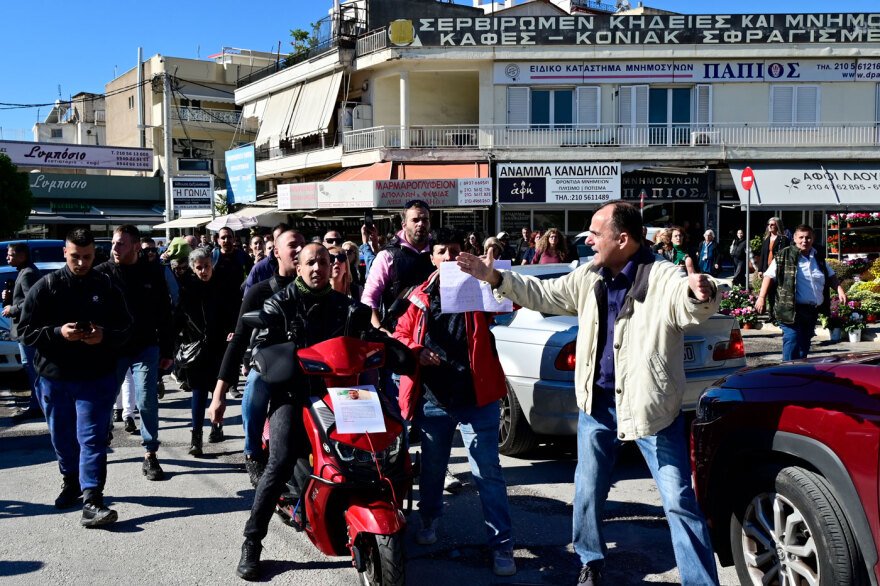 Με τραγούδια και χορούς το μνημόσυνο του Γιώργου Μαζωνάκη: Θαυμαστές άφηναν σημειώματα και λουλούδια στο μνήμα του, φώναζαν «όσο ζω Μαζώ»