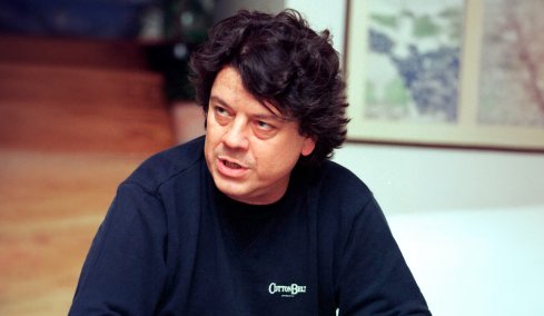 22 χρόνια χωρίς τον αιώνιο έφηβο Βλάσση Μπονάτσο: Από τον «Γαρύφαλλο» στους «Απαράδεκτους» και τις ατάκες που έγραψαν ιστορία