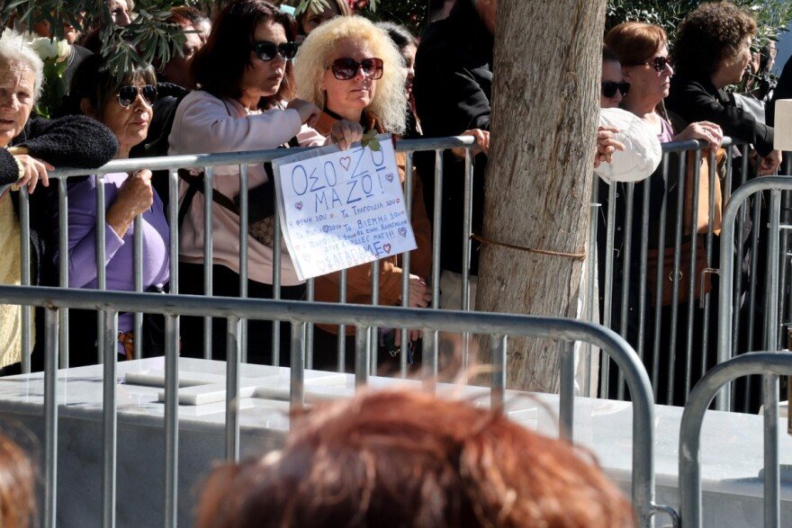 Με τραγούδια και χορούς το μνημόσυνο του Γιώργου Μαζωνάκη: Θαυμαστές άφηναν σημειώματα και λουλούδια στο μνήμα του, φώναζαν «όσο ζω Μαζώ»