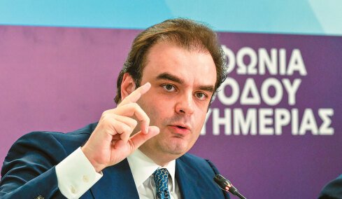 Μηνύσεις για προώθηση παράνομου τζόγου σε 18 influencers, ανάμεσά τους ράπερ και μοντέλα - «Η δημοφιλία δεν προσφέρει ασυλία», λέει ο Πιερρακάκης