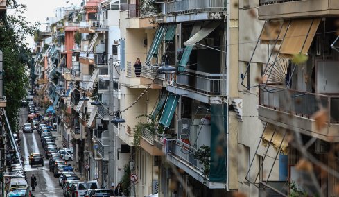 Παλιές πολυκατοικίες και ετοιμόρροπα μπαλκόνια: Τα καμπανάκια κινδύνου που δεν πρέπει να αγνοούν οι ιδιοκτήτες, σύμφωνα με καθηγητή του ΕΜΠ