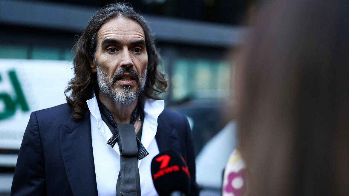 Ο Ράσελ Μπραντ αρνήθηκε όλες τις κατηγορίες για βιασμούς και σεξουαλικές επιθέσεις: Κανείς δεν δέχθηκε να καταθέσει υπέρ μου, είπε στη δίκη του