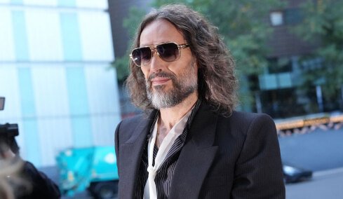 Με βίασε και μετά μου είπε να «καθαρίσω το χάλι που έκανα»: Σοκάρει η μαρτυρία γυναίκας στη δίκη του Ράσελ Μπραντ