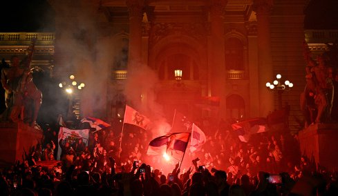 Το χρονικό του τέλους της παντοδυναμίας Βούτσιτς: Η «ακέφαλη» Φοιτητική Λίστα, η ανθεκτικότητά της και το πολιτικό πείραμα που αλλάζει τη Σερβία