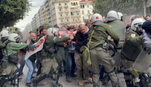 Επεισόδια στη συγκέντρωση διαμαρτυρίας για την ομιλία του Κασιδιάρη στη Θεσσαλονίκη: Συγκρούσεις με τα ΜΑΤ, πέτρες κι οδοφράγματα, βίντεο και φωτογραφίες