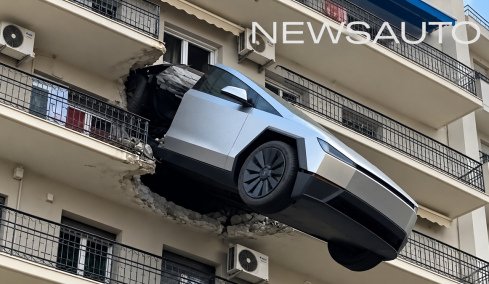 Video: Το νέο Tesla «προσγειώθηκε» σε πολυκατοικία της Αθήνας