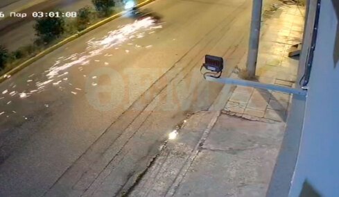 Bίντεο με τη στιγμή του τροχαίου στη Θηβών: Η μηχανή καρφώνεται σε κολόνα, νεκροί δύο νέοι