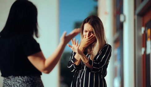 Αποξένωση στα αδέλφια: Ένας ψυχολόγος εξηγεί τους λόγους και απαντά σε 8 καίρια ερωτήματα