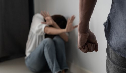 Άνδρας στη Θεσσαλονίκη κάλεσε το «100» και είπε ότι θα σκοτώσει τη σύζυγό του μπροστά στο παιδί τους: «Τα έχει συνηθίσει το παιδί» είπε στη δίκη