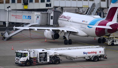 Αναστάτωση σε πτήση της Eurowings από Ρόδο προς Ντίσελντορφ: Γιατροί με ολόσωμες στολές προστασίας εξέτασαν επιβάτες για τυχόν κρούσματα νοροϊού